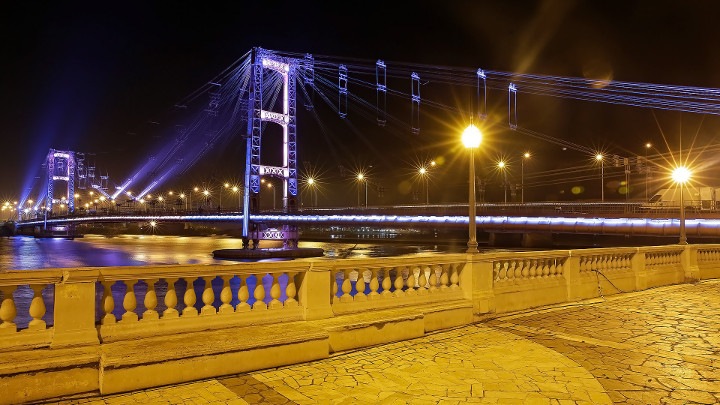 La nueva iluminación del Puente Colgante de Santa Fe destaca su valor histórico para los ciudadanos y turistas