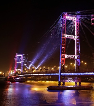 La nueva iluminación LED de Philips RGBW permite el cambio de color y la posibilidad de un encendido en color blanco brillante para resaltar su arquitectura 