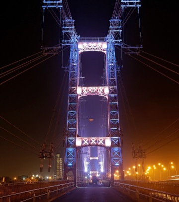 La instalación lumínica consiste en un cableado físico especial colocado a lo largo del Puente que vincula cinco tipos de luminarias diferentes distribuidas estratégicamente