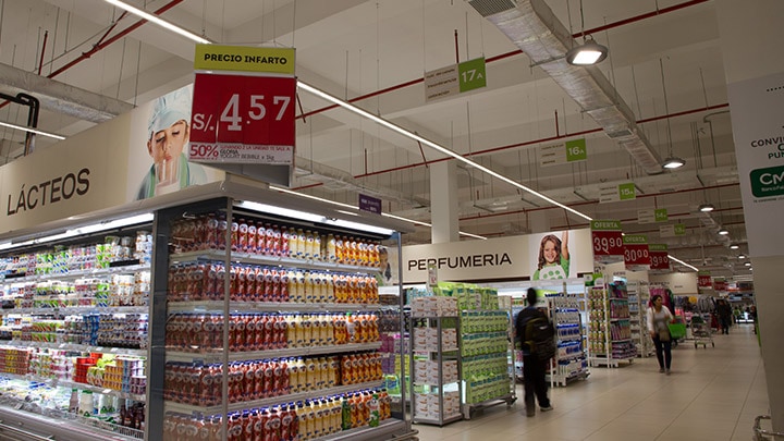 Mira cómo Supermecados Tottus resalta sus productos y hace que el paseo por sus tiendas sea una experiencia agradable.