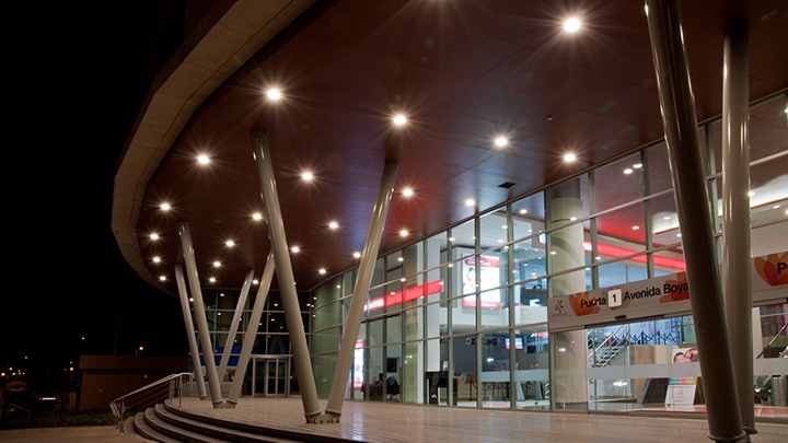 Mira como el centro comercial Titan Plaza resalta de los demás en Bogotá, su iluminación da de que hablar entre sus visitantes.