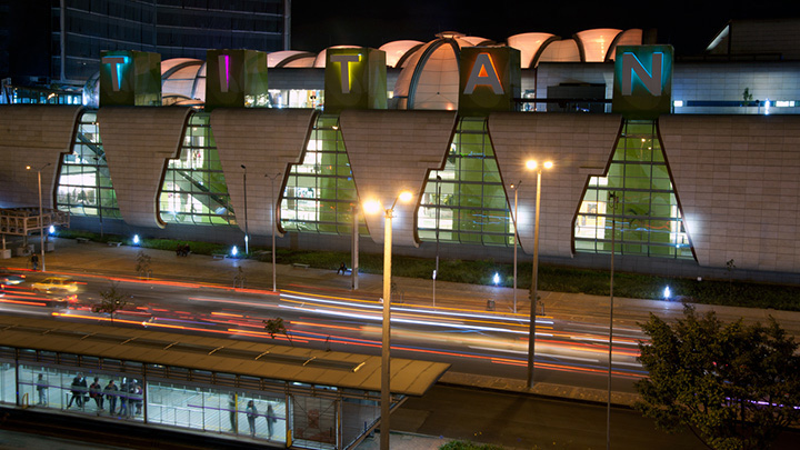 Mira como el centro comercial Titan Plaza resalta de los demás en Bogotá, su iluminación da de que hablar entre sus visitantes.