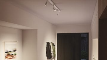 Focos de techo en el pasillo dirigidos a los abrigos