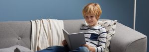 "Lectura infantil bajo una suave luz LED, que ofrece una iluminación confortable para los cuentos nocturnos y fomenta hábitos de sueño saludables en un acogedor dormitorio".