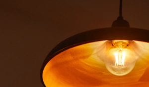 "Lámpara de filamento LED de estilo vintage en lámpara colgante, que emite un cálido resplandor dorado, mostrando una iluminación nostálgica y eficiente en energía para crear un ambiente acogedor en casa."